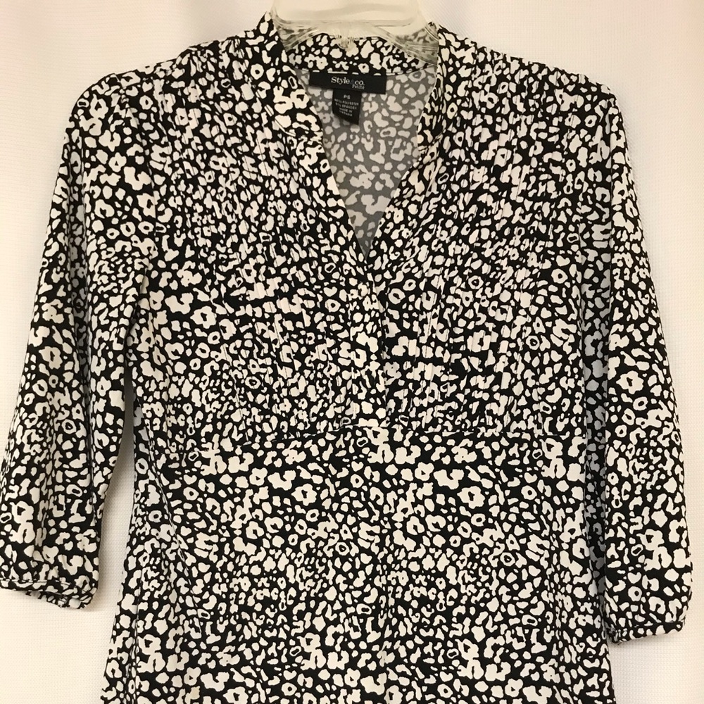 Blouse black and white.